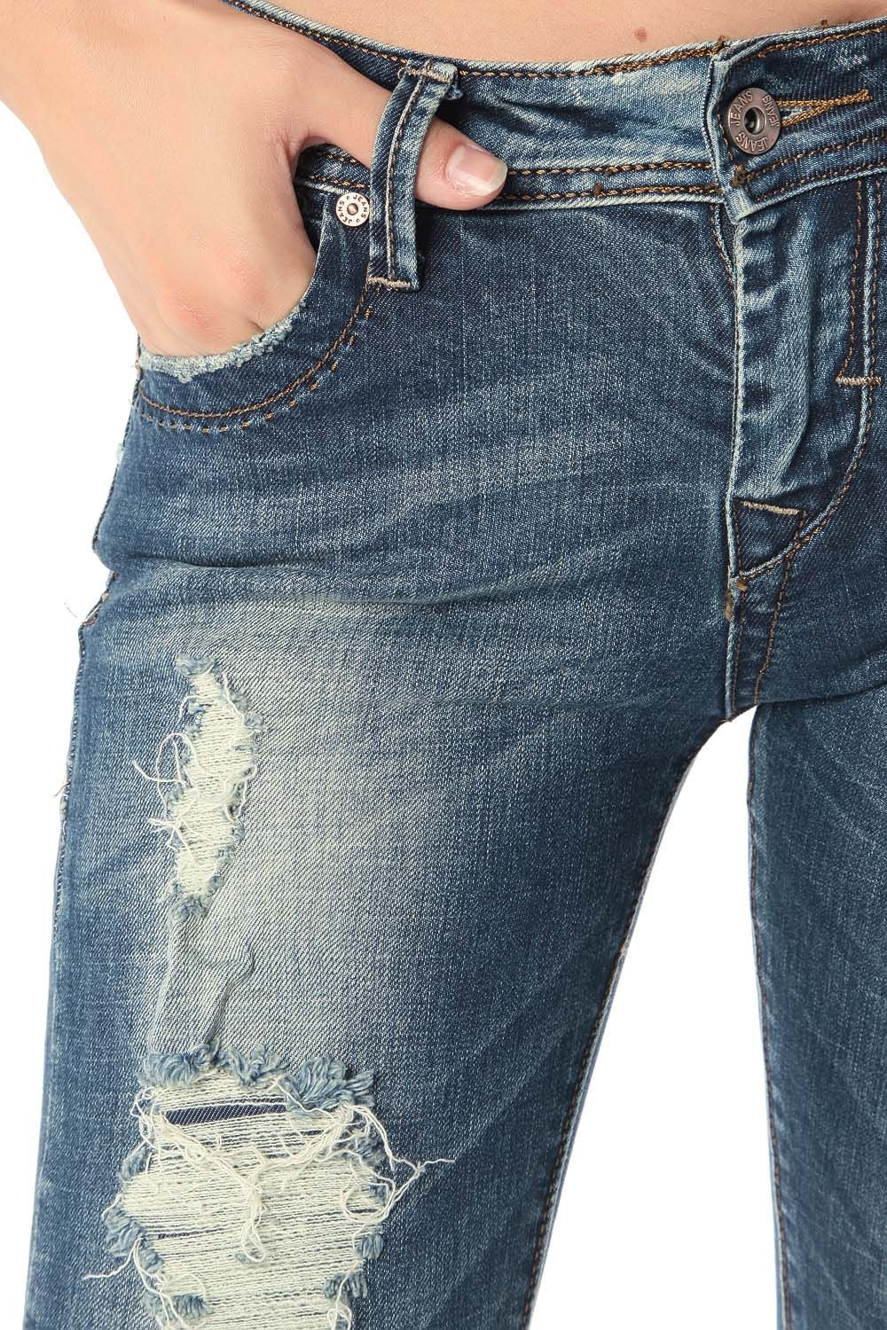 Vaqueros pitillo con rasgaduras y detalles desgastados
