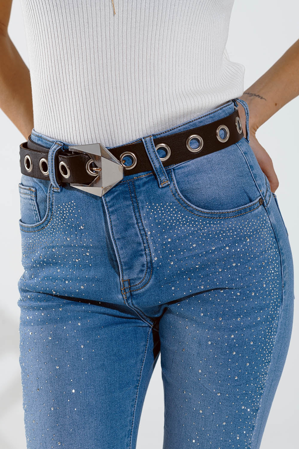 Vaqueros pitillo en azul lavado con strass en toda la parte delantera