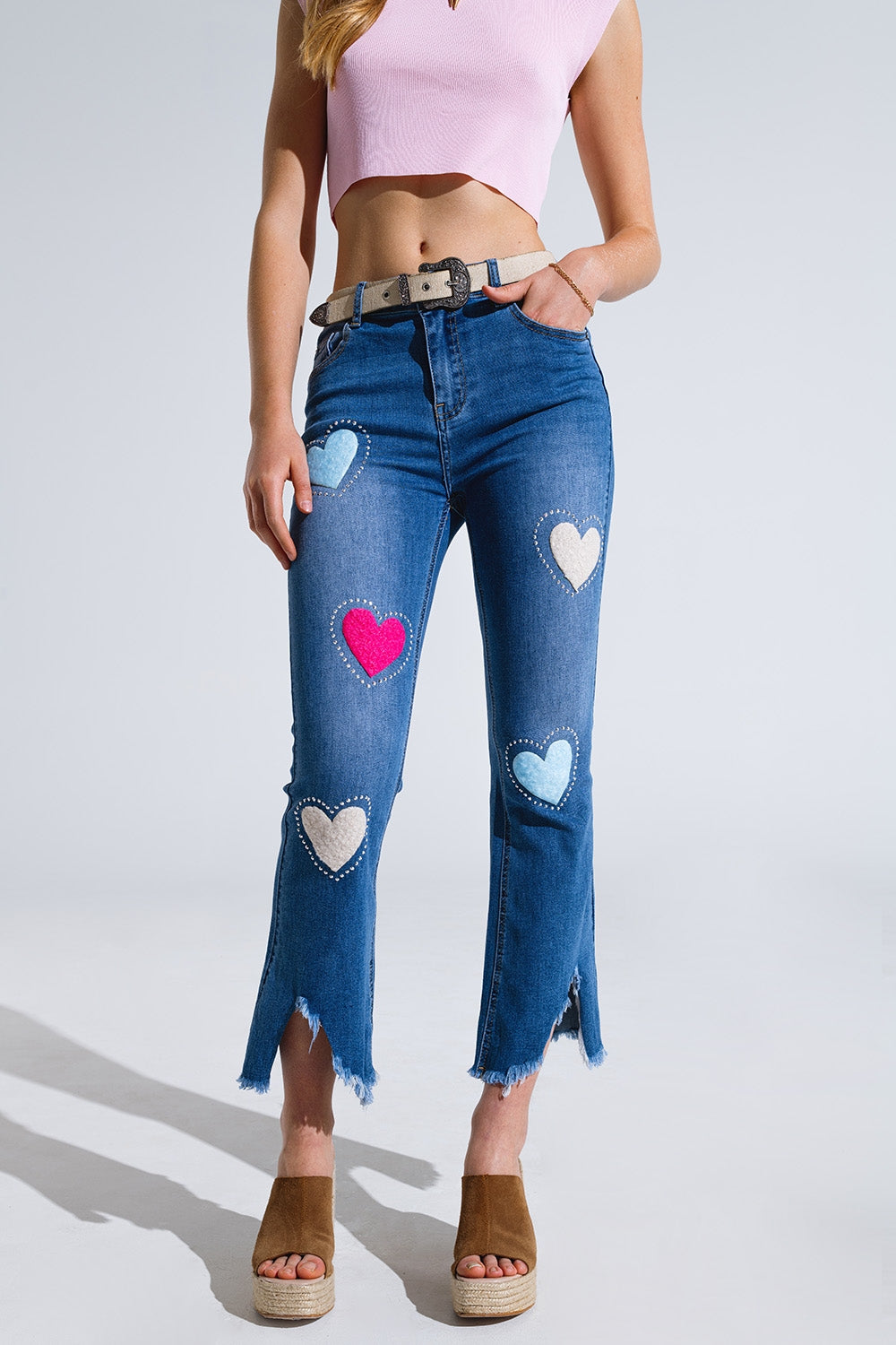 Vaqueros pitillo oscuros con corazones rodeados de tachuelas