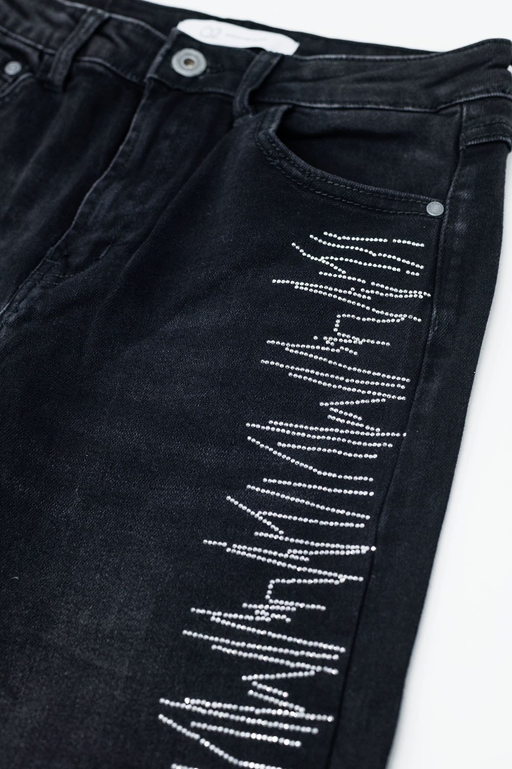 Vaqueros rectos en negro con detalles de strass plateados