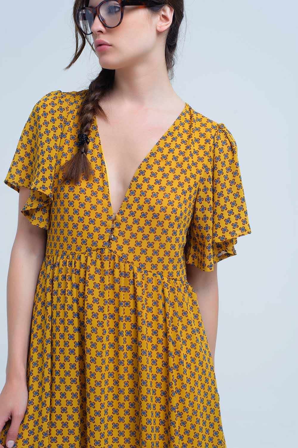 Vestido amarillo con vuelo y estampado geometrico