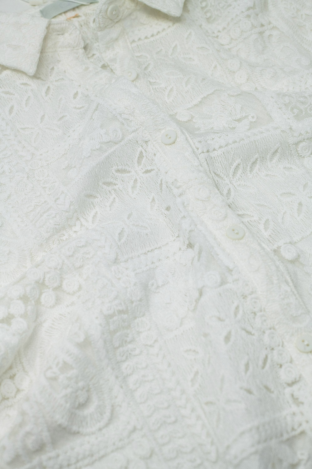 vestido blanco de crochet abotonado