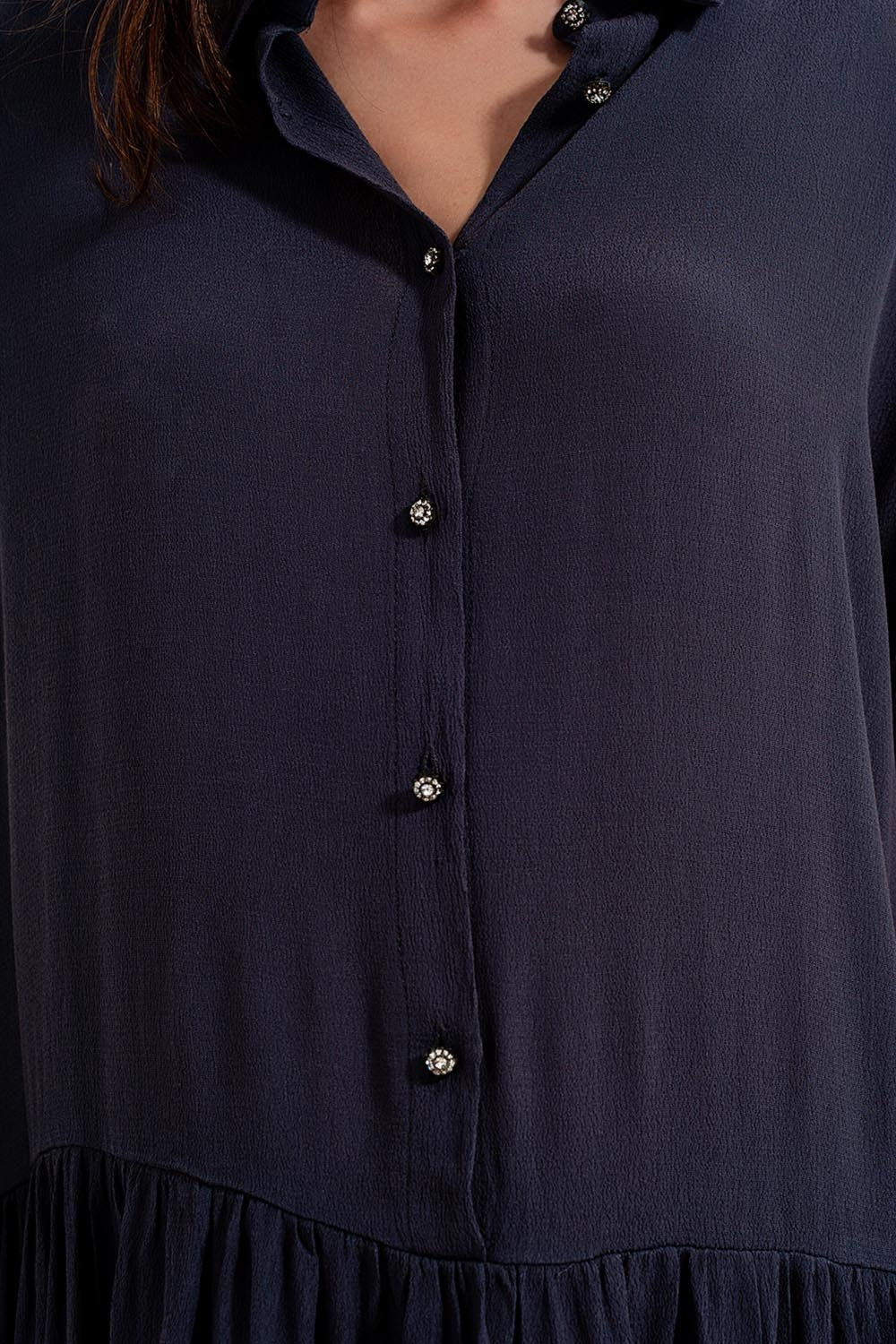Vestido camisero corto y bajo escalonado gris