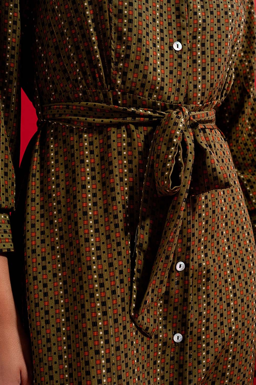 Vestido camisero semilargo con estampado de cuadros