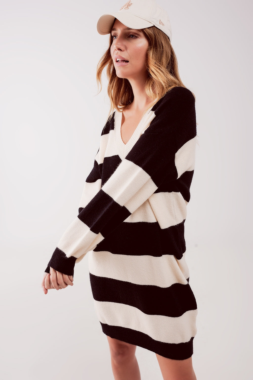 Vestido color crema y negro estilo jersey a rayas