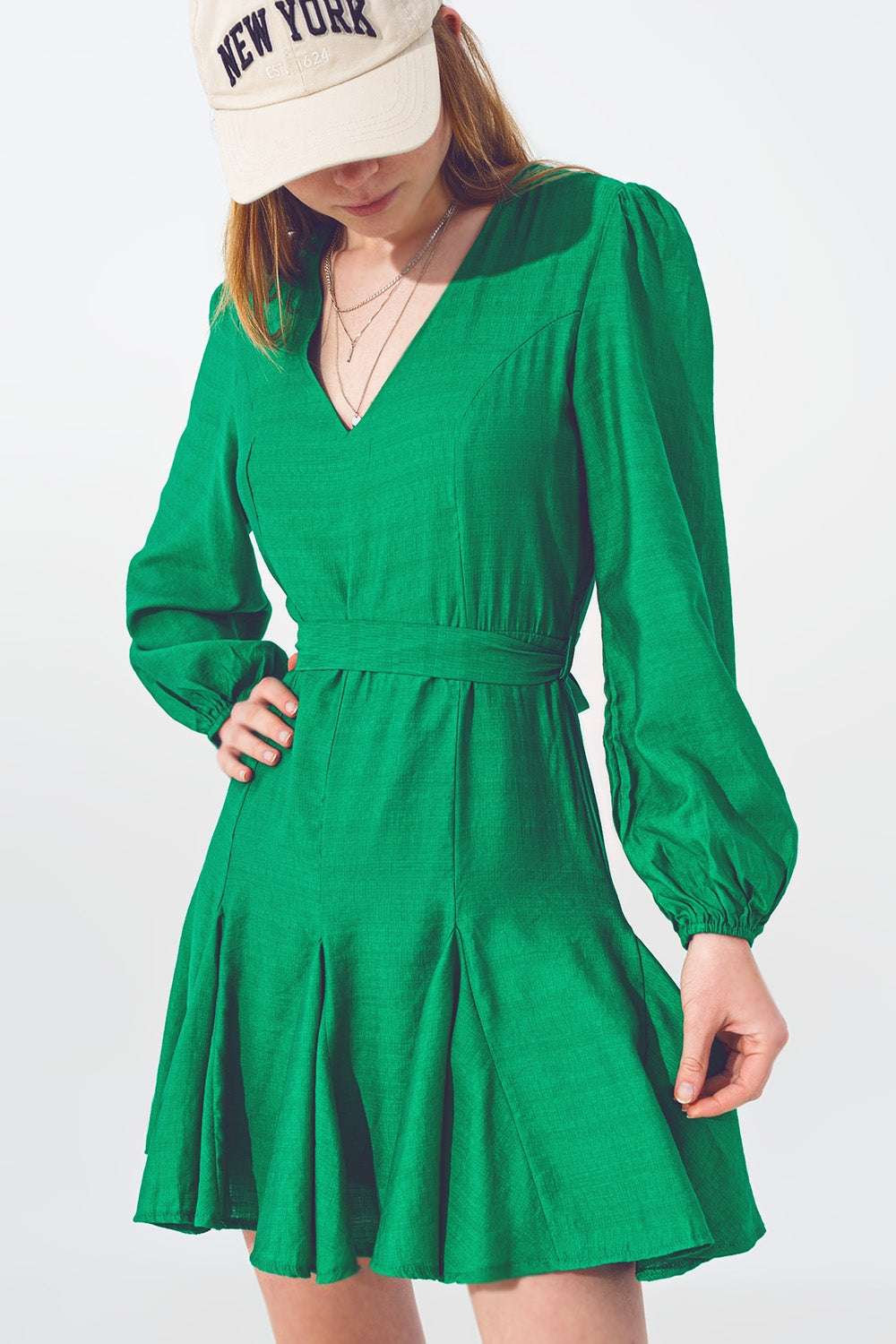 Vestido con volantes y escote en V en verde