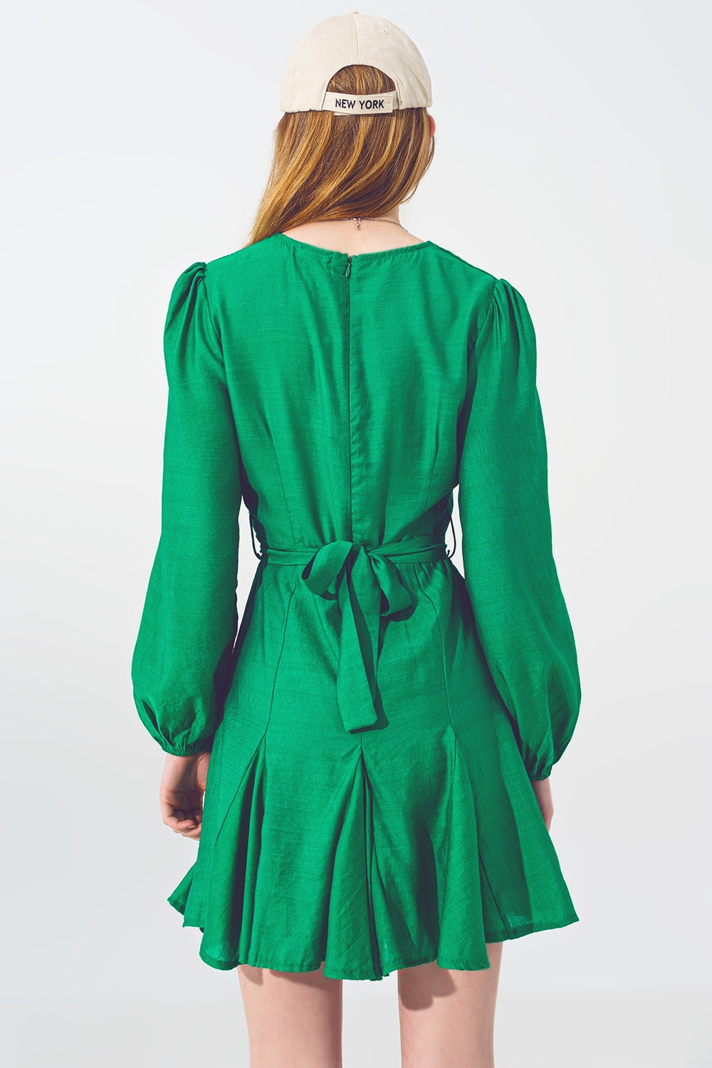 Vestido con volantes y escote en V en verde