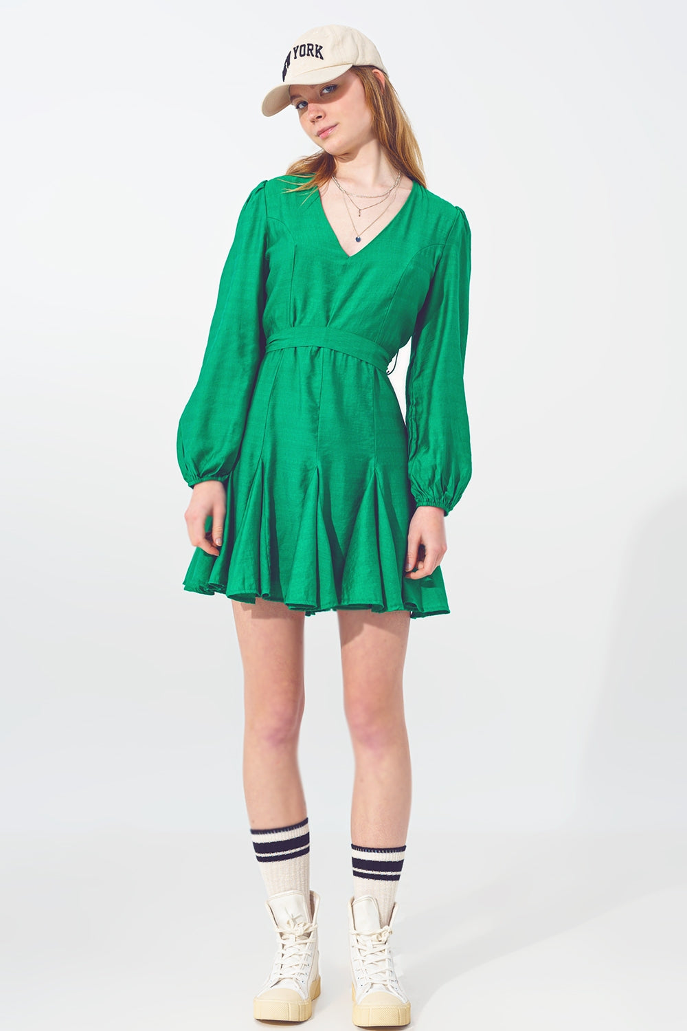 Vestido con volantes y escote en V en verde