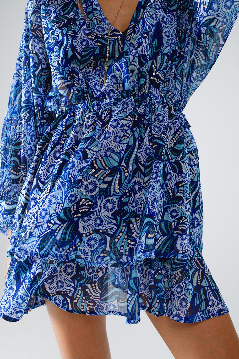 Vestido corto azul con estampado abstracto y cintura ajustable