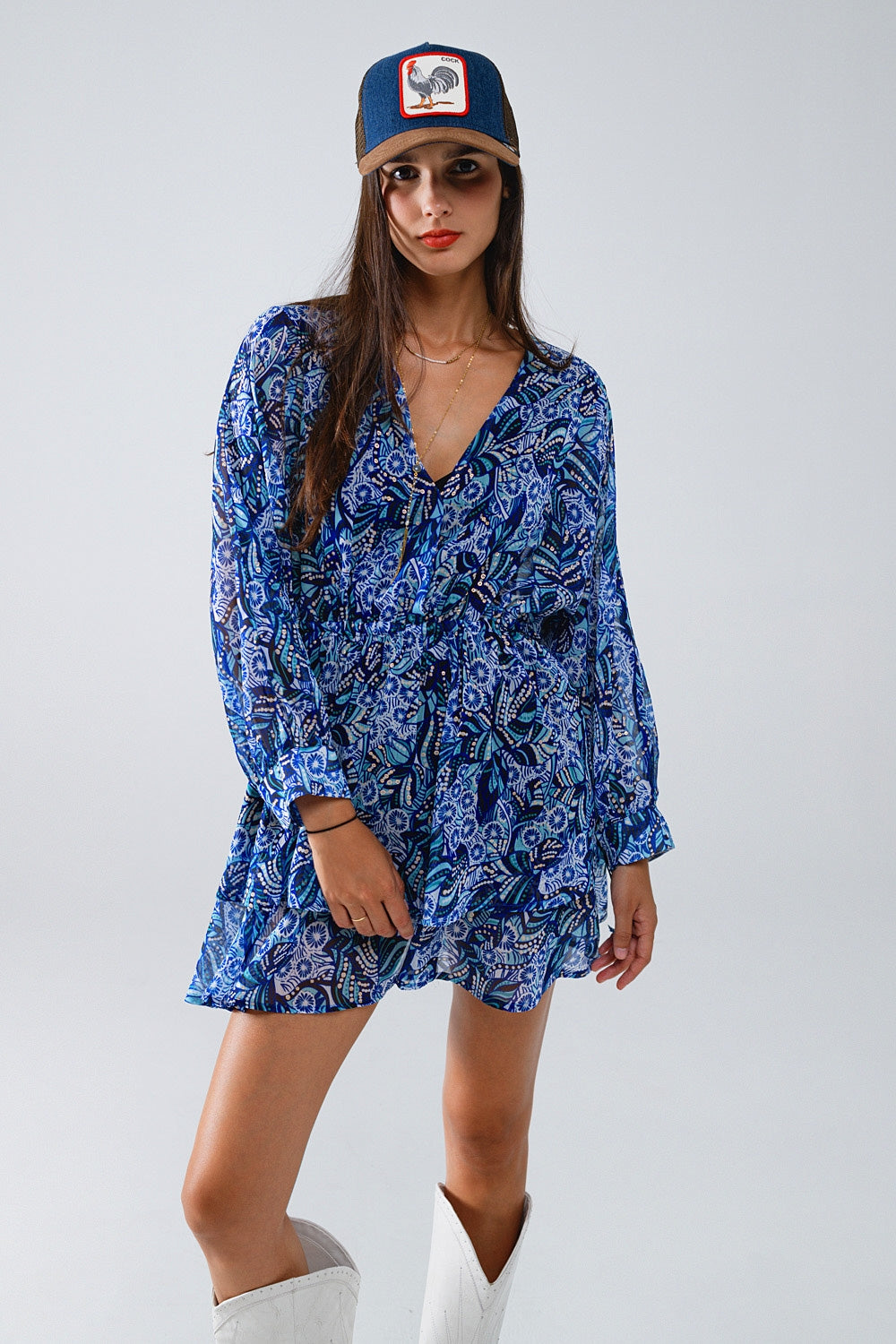Vestido corto azul con estampado abstracto y cintura ajustable