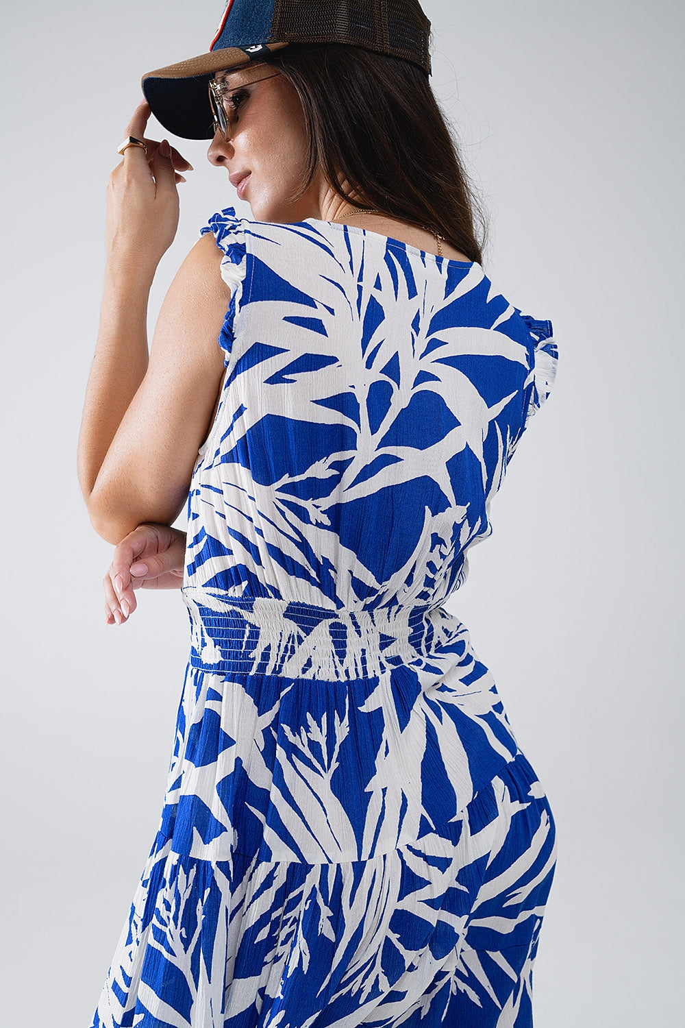 vestido corto azul con estampado tropical de palmeras