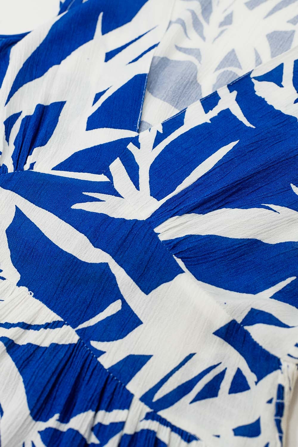 vestido corto azul con estampado tropical de palmeras