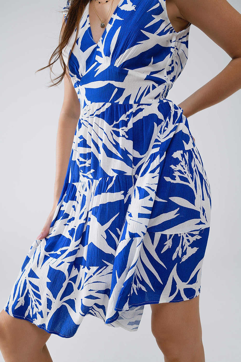 vestido corto azul con estampado tropical de palmeras
