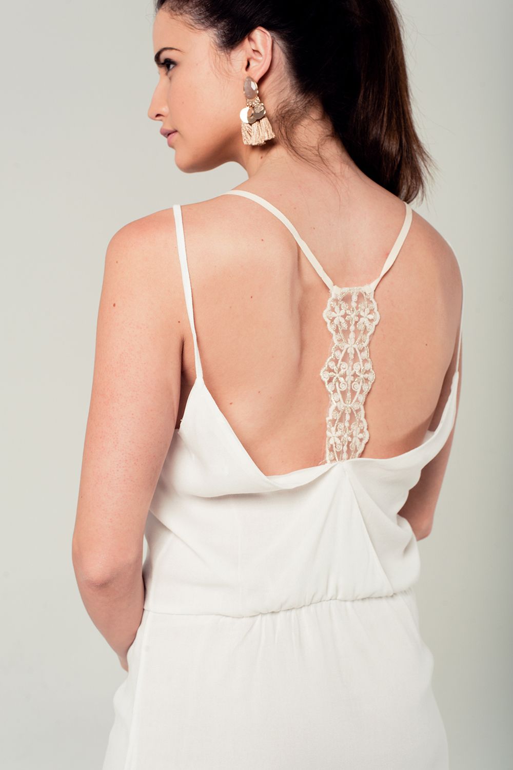 Vestido corto blanco con detalle en la espalda