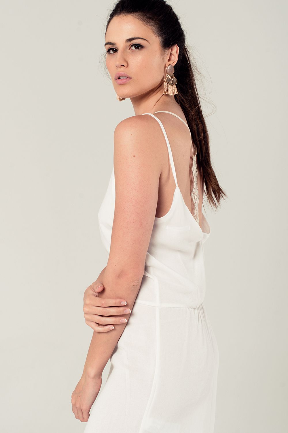 Vestido corto blanco con detalle en la espalda