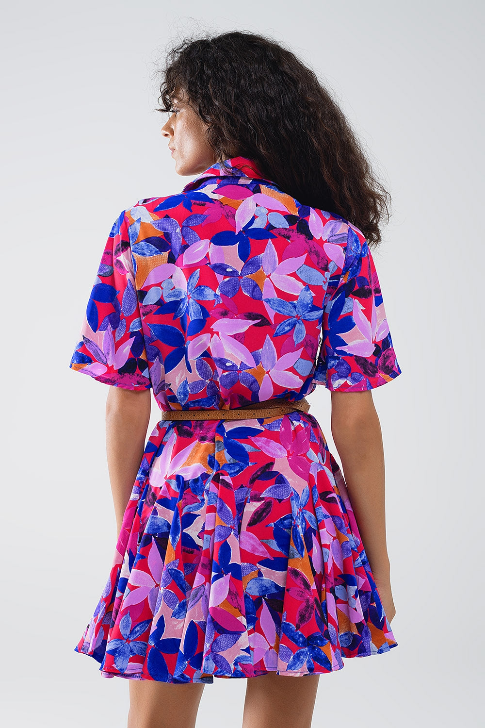 Vestido Corto Camisero Fluido Con Estampado En Fucsia y Morado