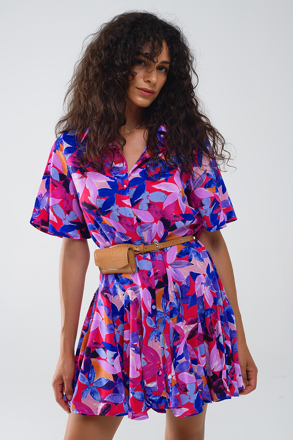 Vestido Corto Camisero Fluido Con Estampado En Fucsia y Morado