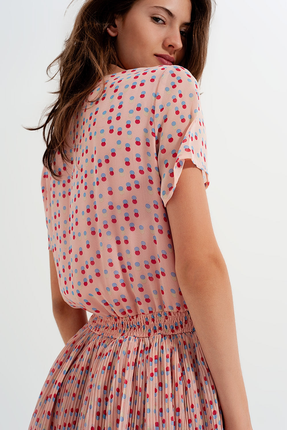 Vestido corto con diseño fruncido y sobrefalda en rosado