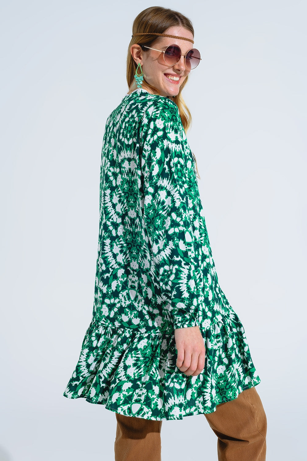 Vestido corto con estampado tie dye mangas largas y ribete de encaje en verde