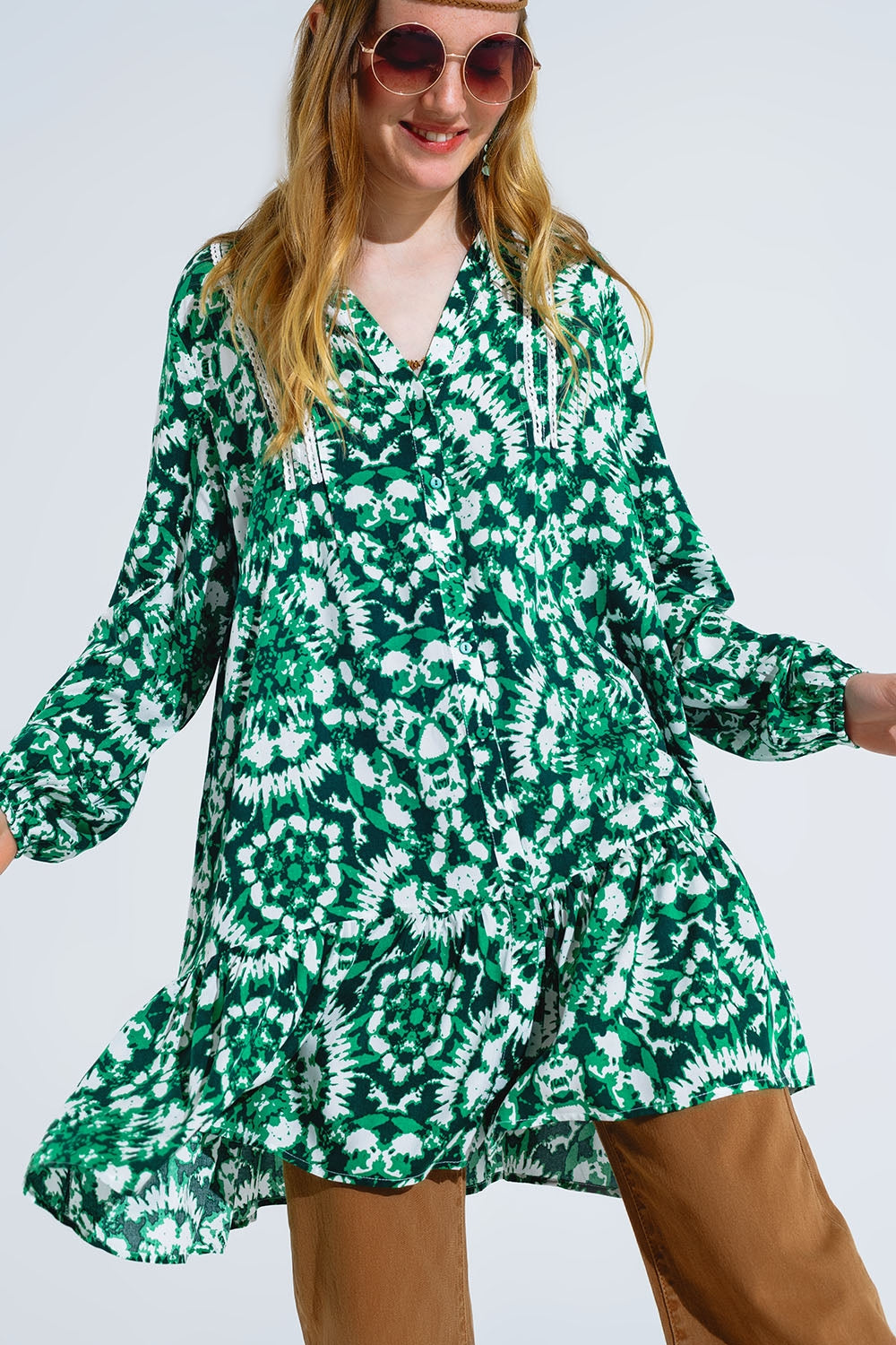 Vestido corto con estampado tie dye mangas largas y ribete de encaje en verde