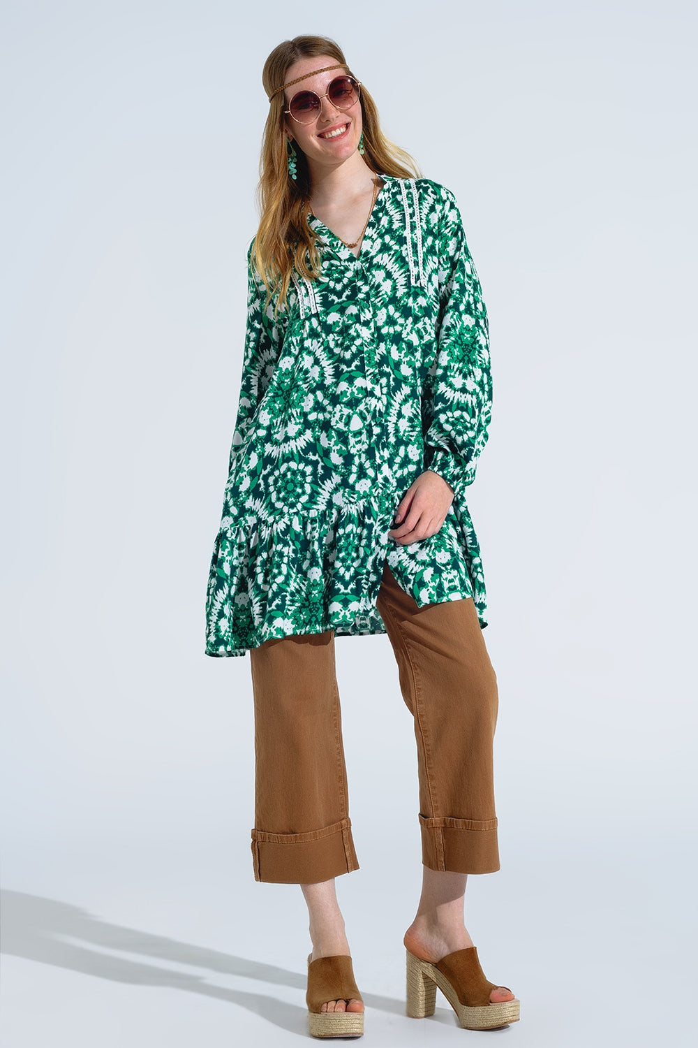 Vestido corto con estampado tie dye mangas largas y ribete de encaje en verde