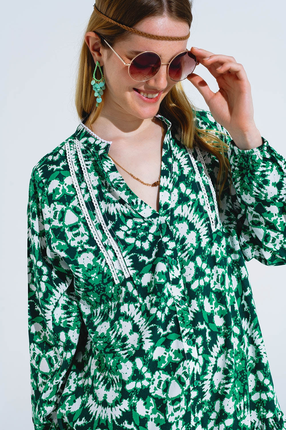 Vestido corto con estampado tie dye mangas largas y ribete de encaje en verde