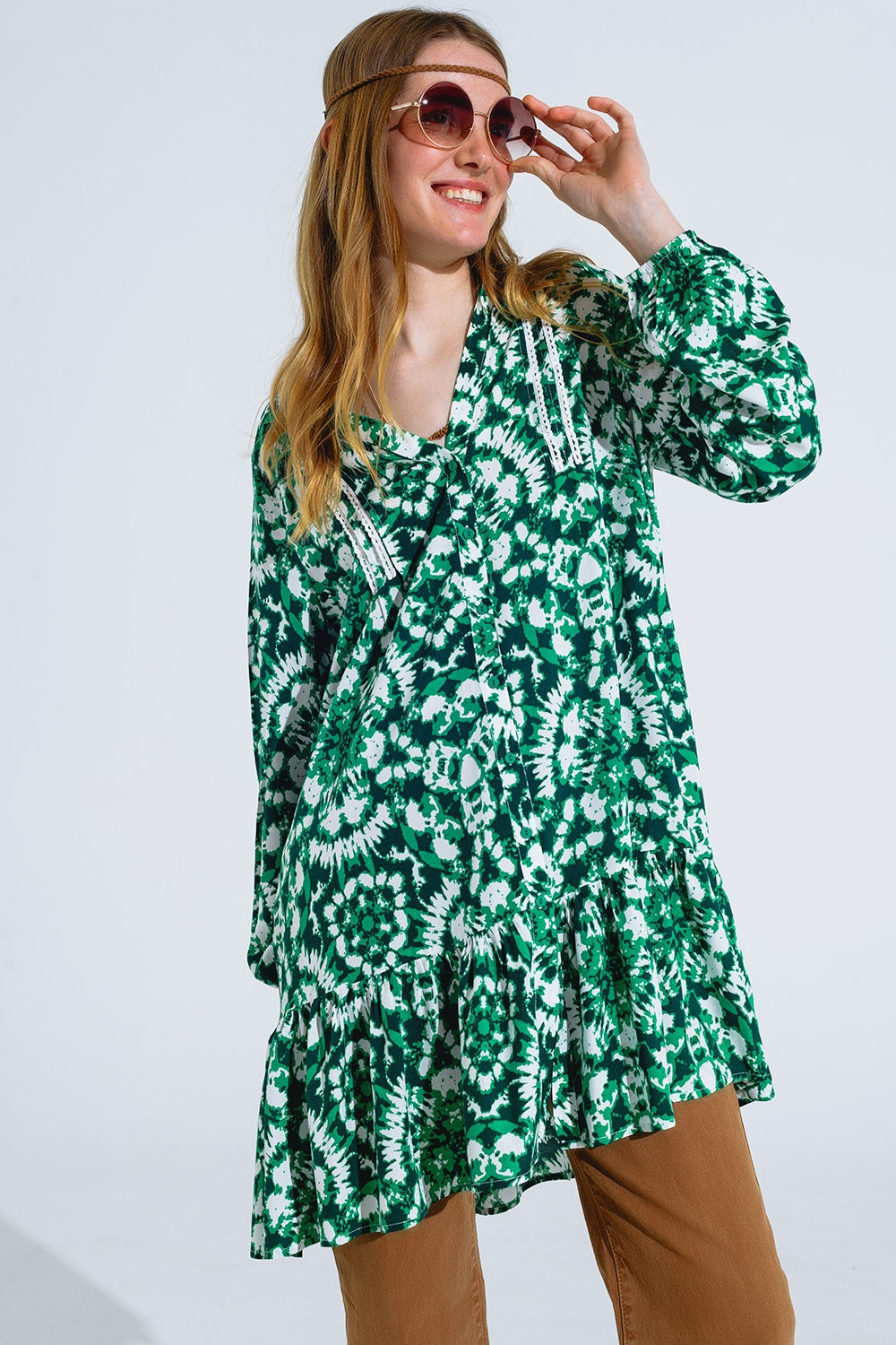 Vestido corto con estampado tie dye mangas largas y ribete de encaje en verde