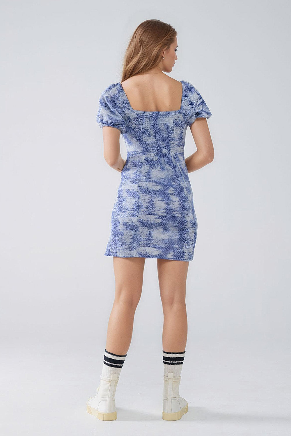 Vestido corto con mangas abullonadas en estampado abstracto azul y blanco