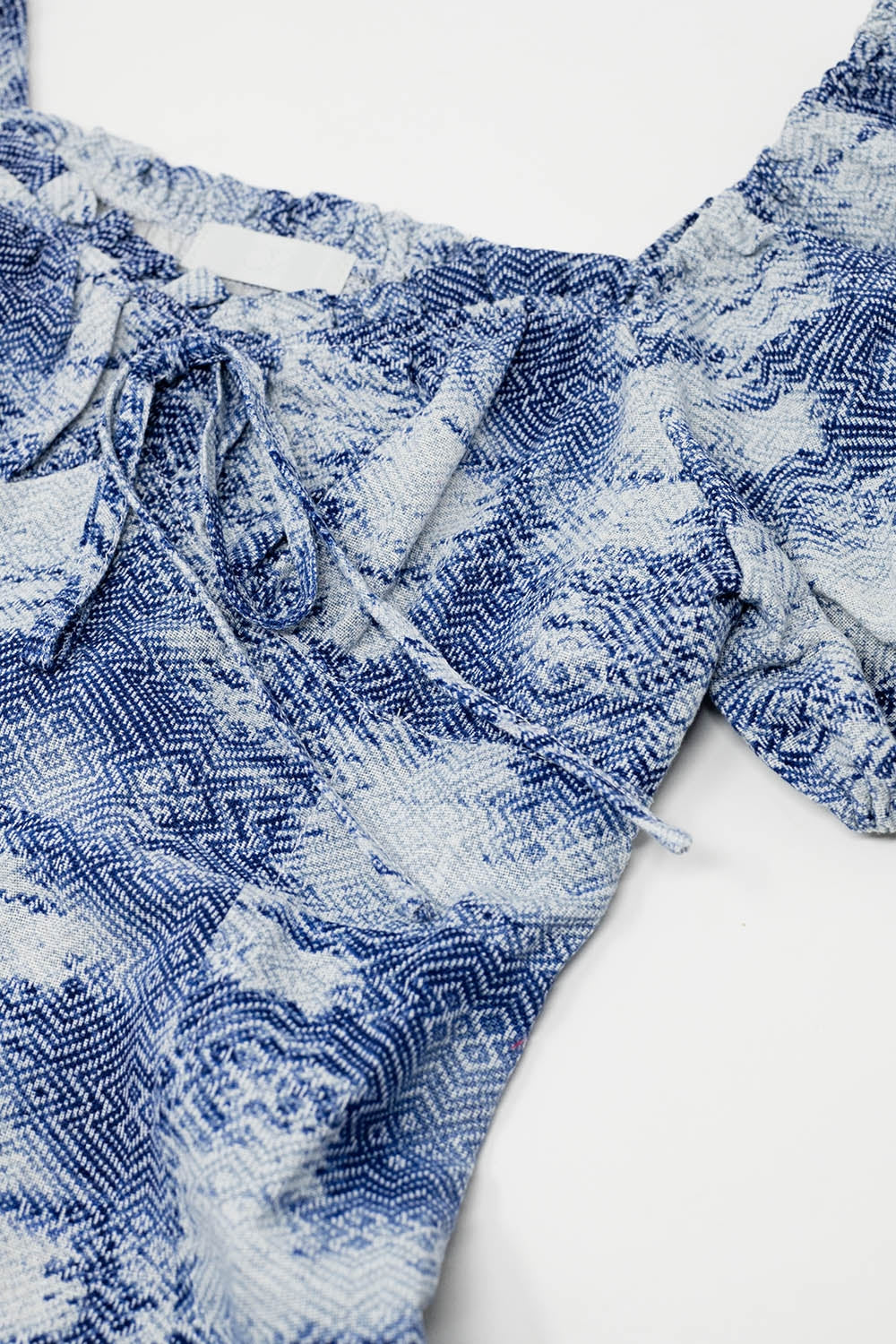 Vestido corto con mangas abullonadas en estampado abstracto azul y blanco