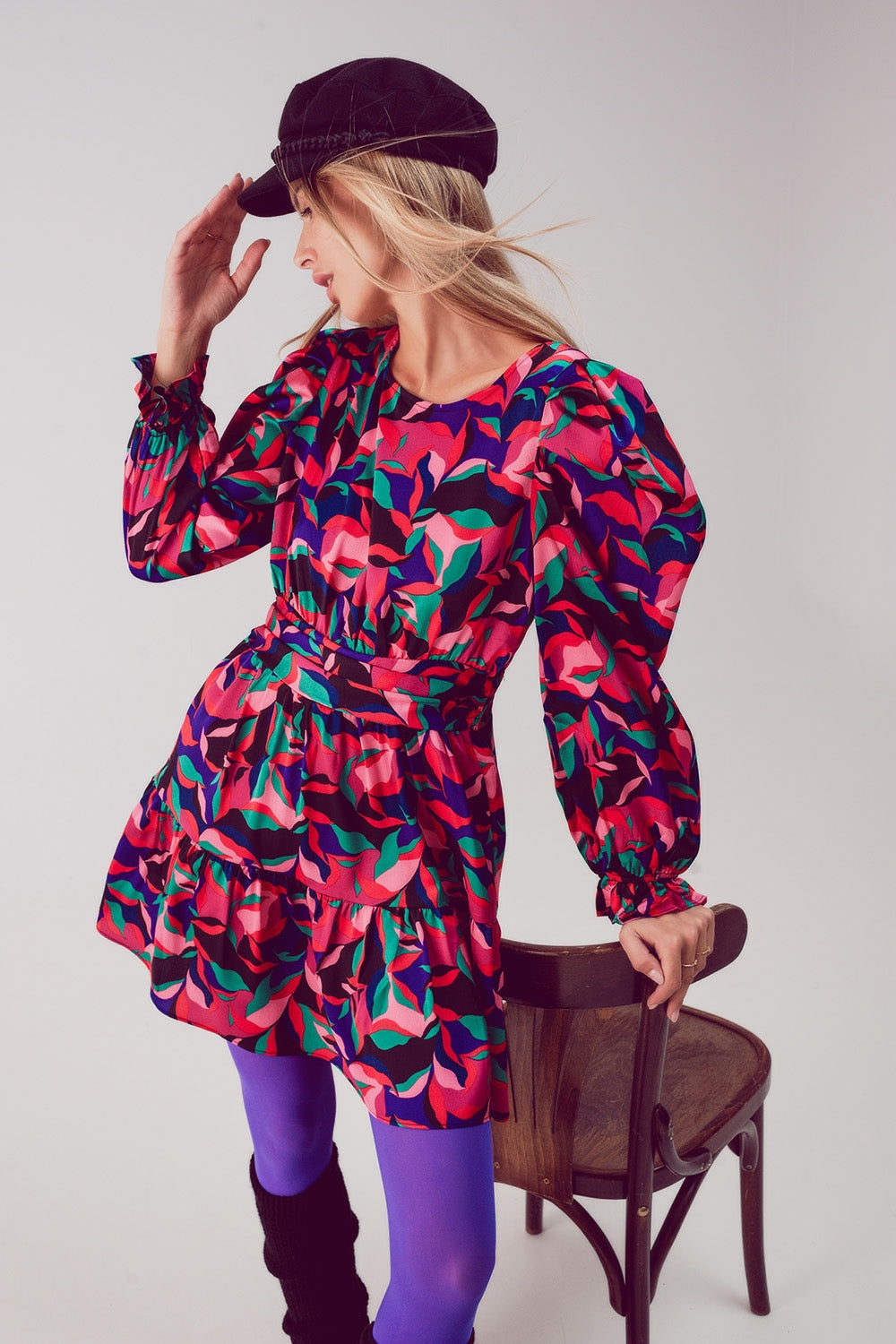 Vestido corto con mangas abullonadas en negro