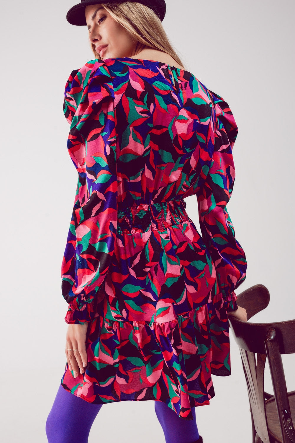 Vestido corto con mangas abullonadas en negro