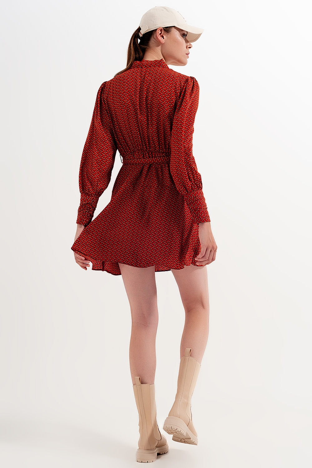 Vestido corto cruzado y escotado con estampado geométrico