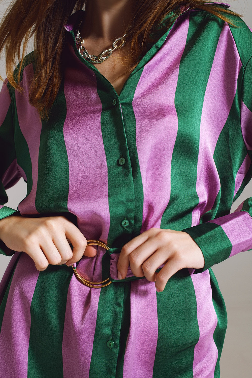 Vestido corto de camisa a rayas lila y verde