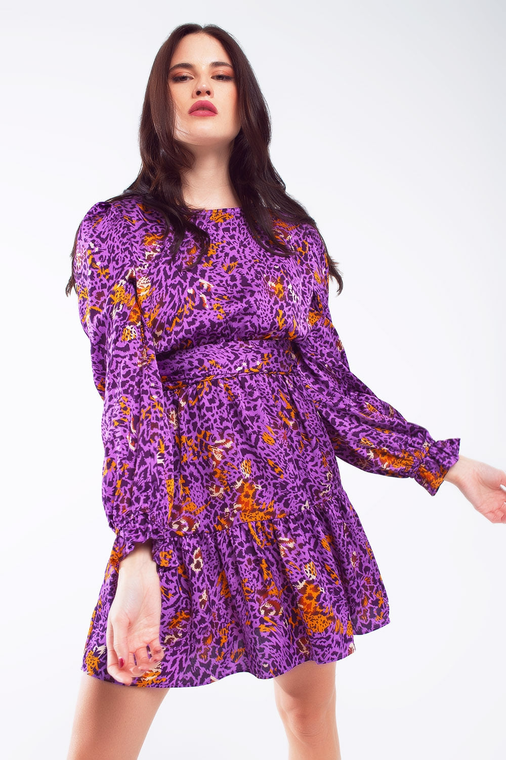 Vestido corto estampado con falda a capas y puño de volantes en morado