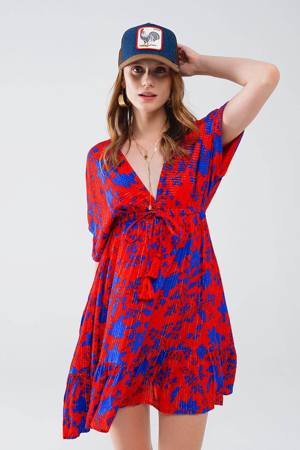 Vestido corto fluido rojo con estampado floral azul