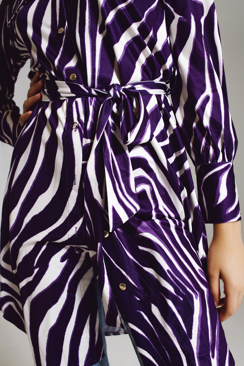 Vestido corto midi con estampado de cebra en blanco y morado.