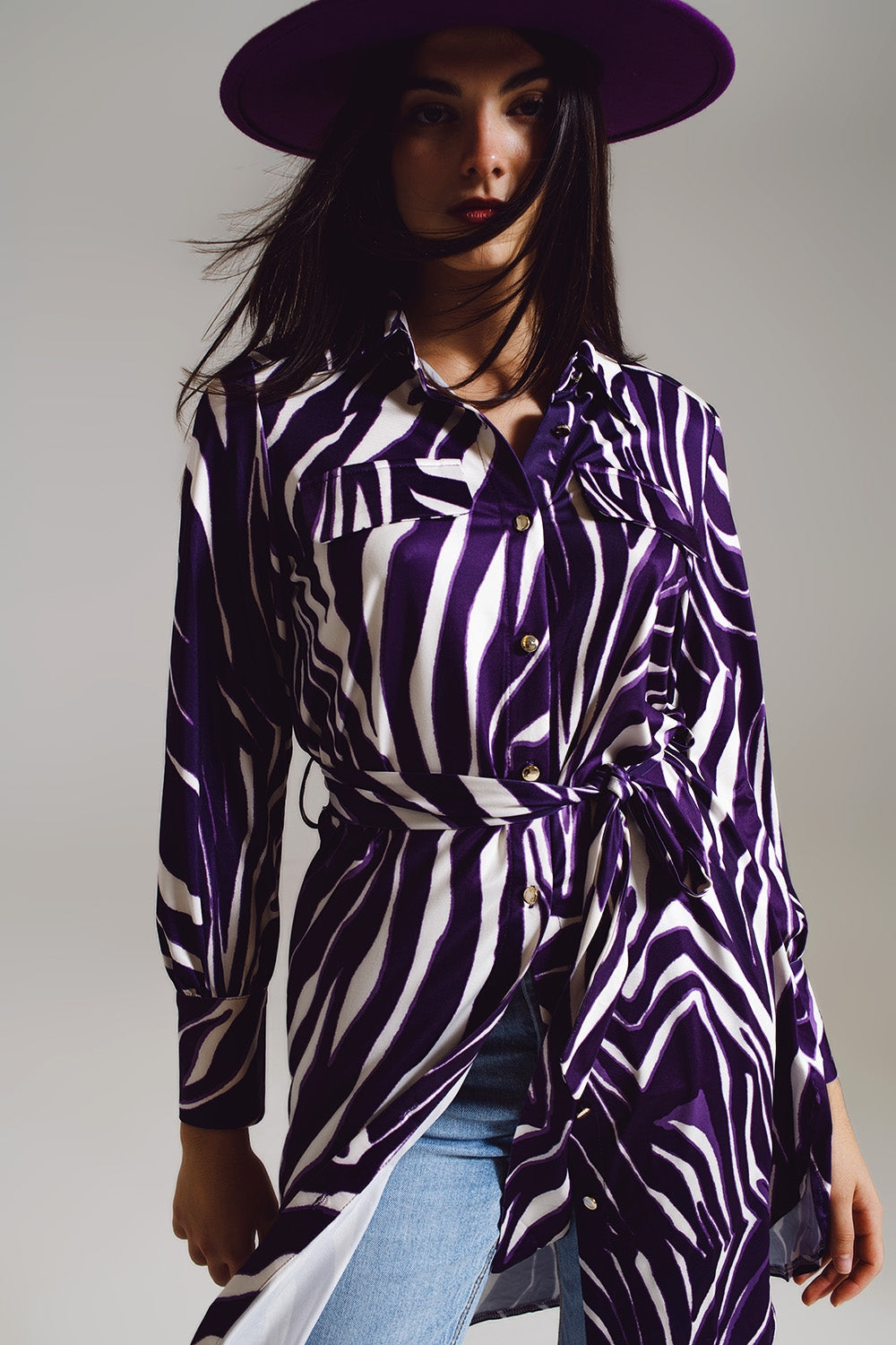 Vestido corto midi con estampado de cebra en blanco y morado.