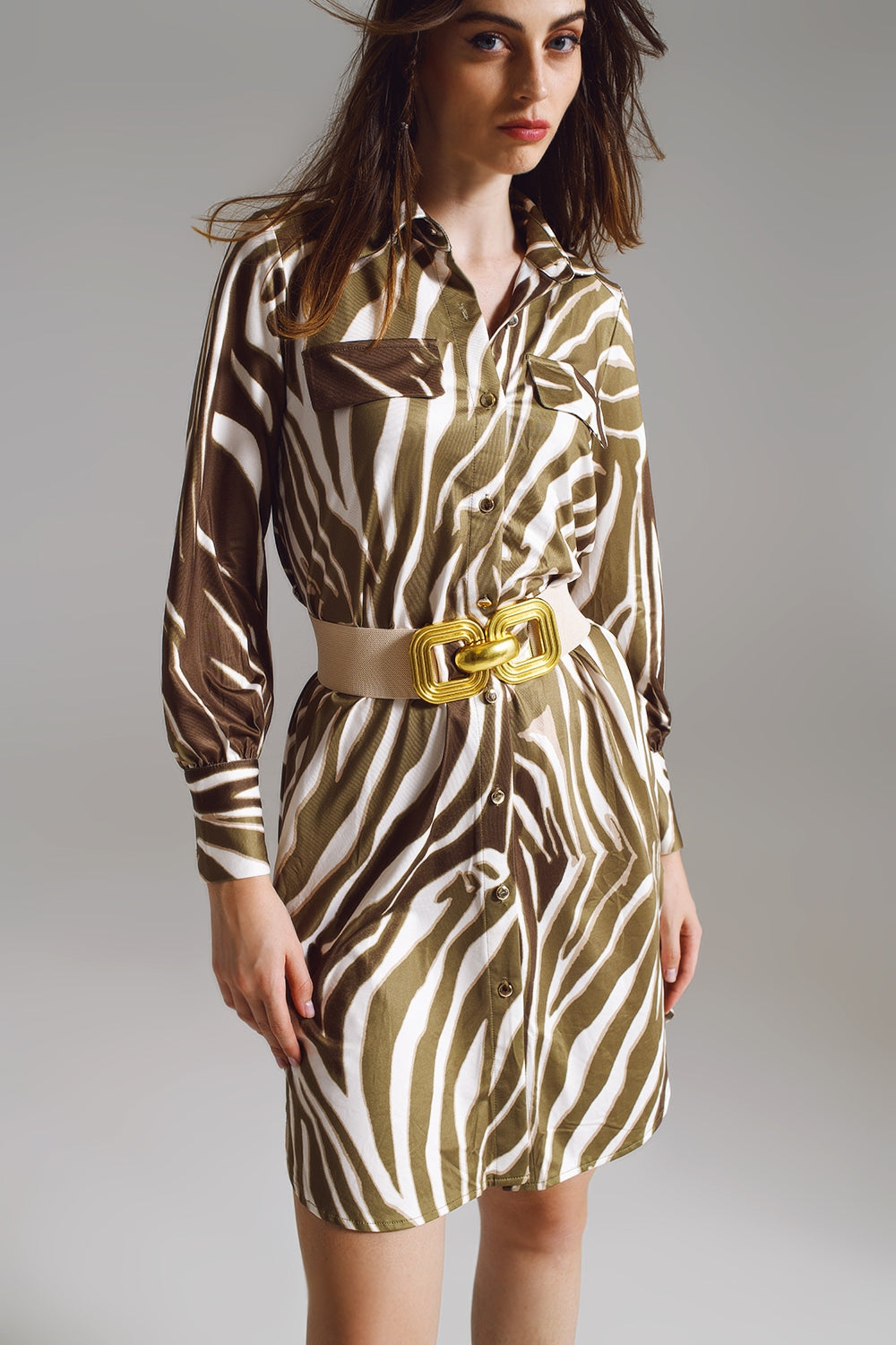 Vestido corto midi con estampado de cebra en blanco y verde oliva