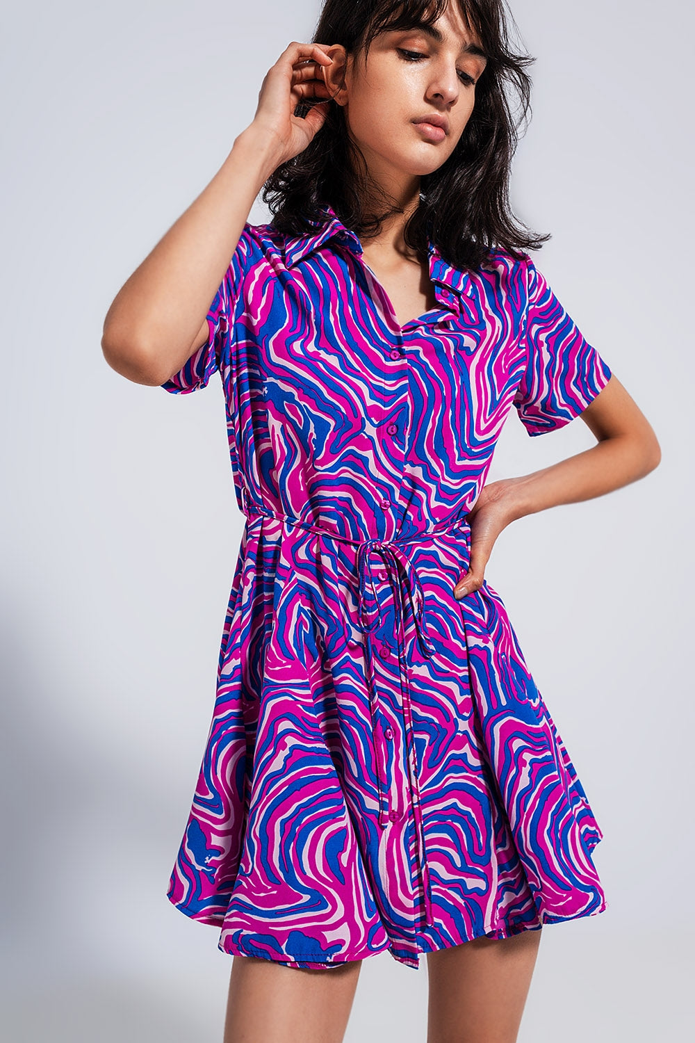 Vestido corto morado con estampado abstracto y lazada en la cintura