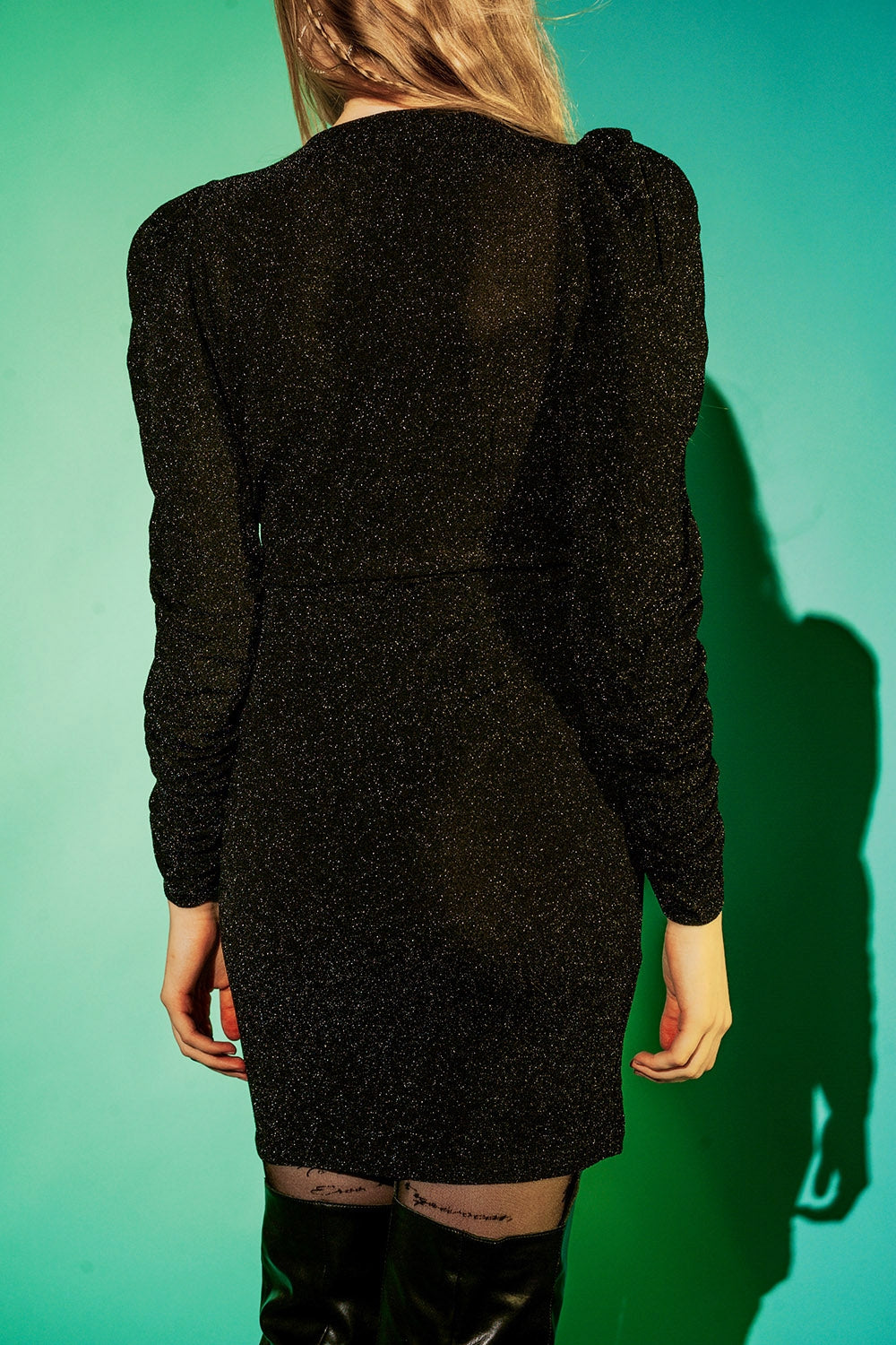 Vestido corto negro con escote V y acabado efecto purpurina