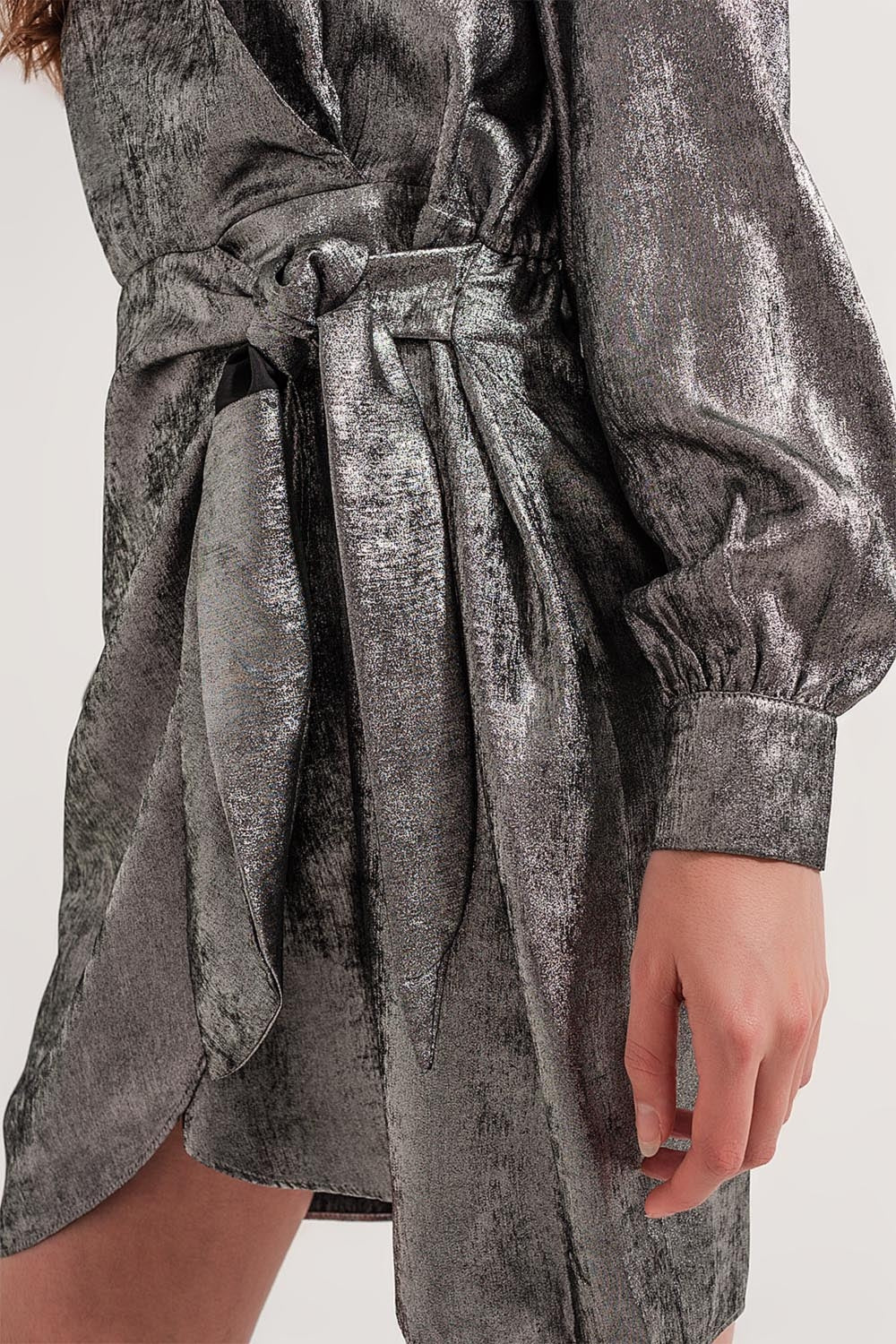 Vestido corto plateado con nudo en la parte delantera