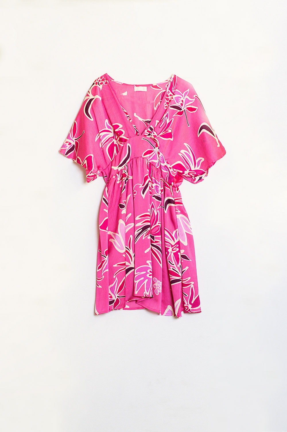 Vestido corto rosa con estampado de flores y escote en V