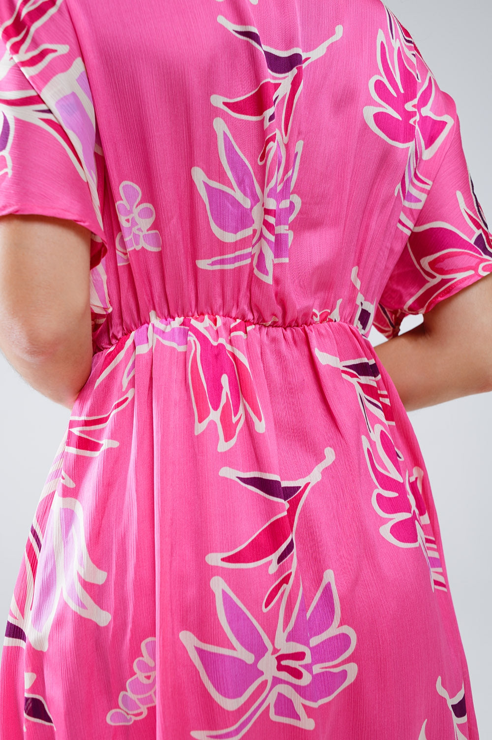 Vestido corto rosa con estampado de flores y escote en V