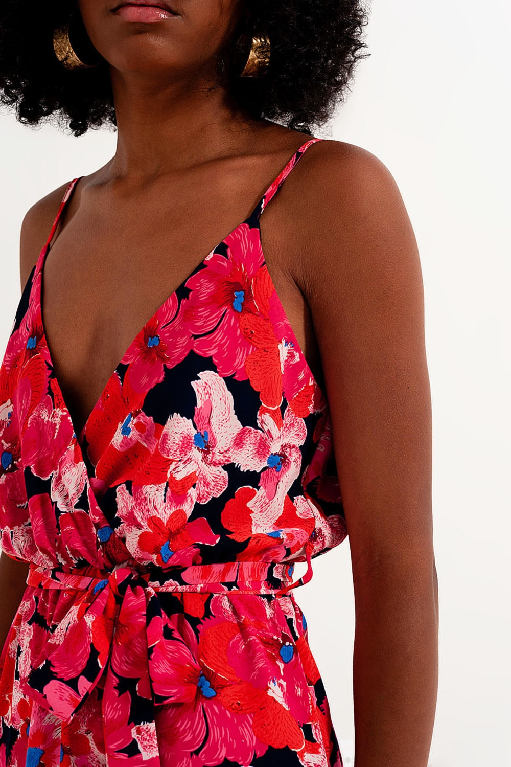 Vestido corto rosa intenso con estampado de flores y tirantes