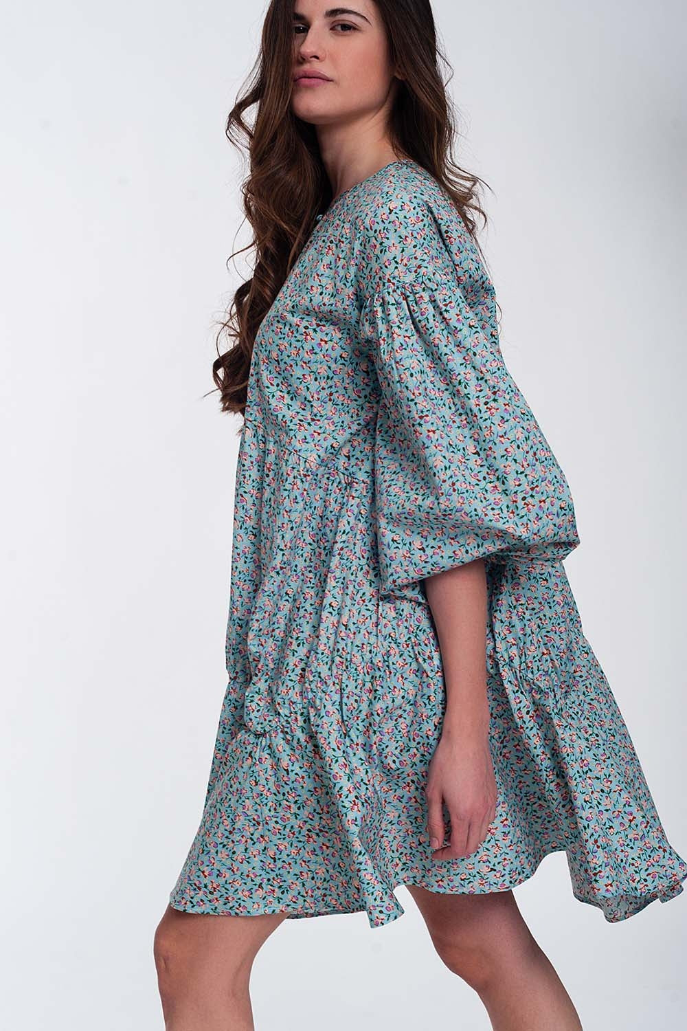 Vestido corto turquesa amplio con bajo con volante mangas abullonadas y flores