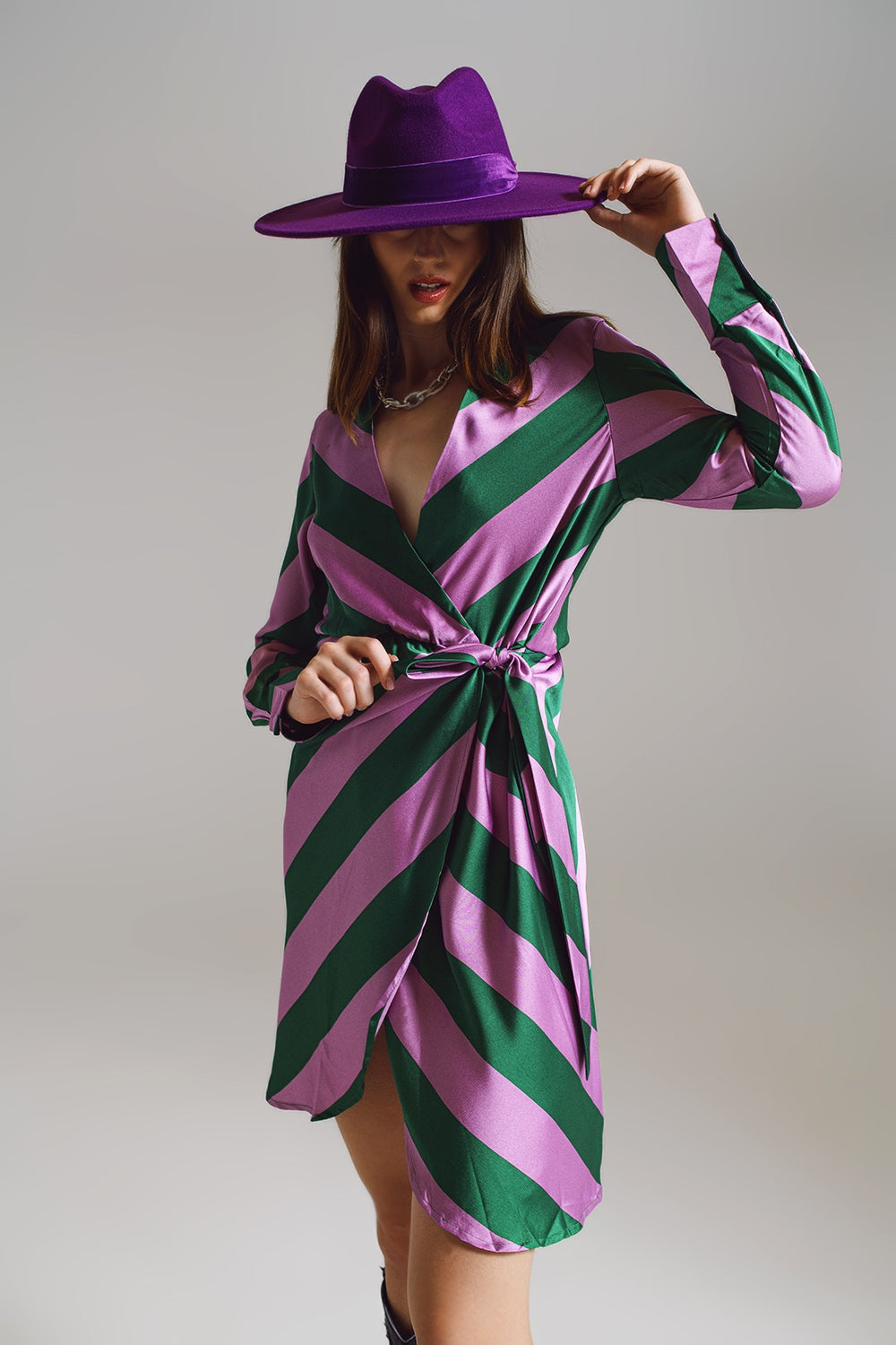 Vestido cruzado de satén en estampado de rayas lila y verde