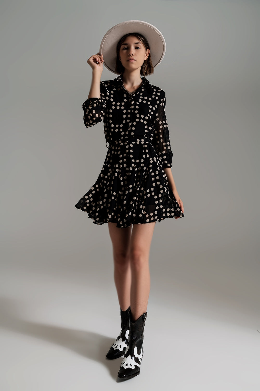 Vestido de lunares Fit and Frill con mangas voluminosas en negro.