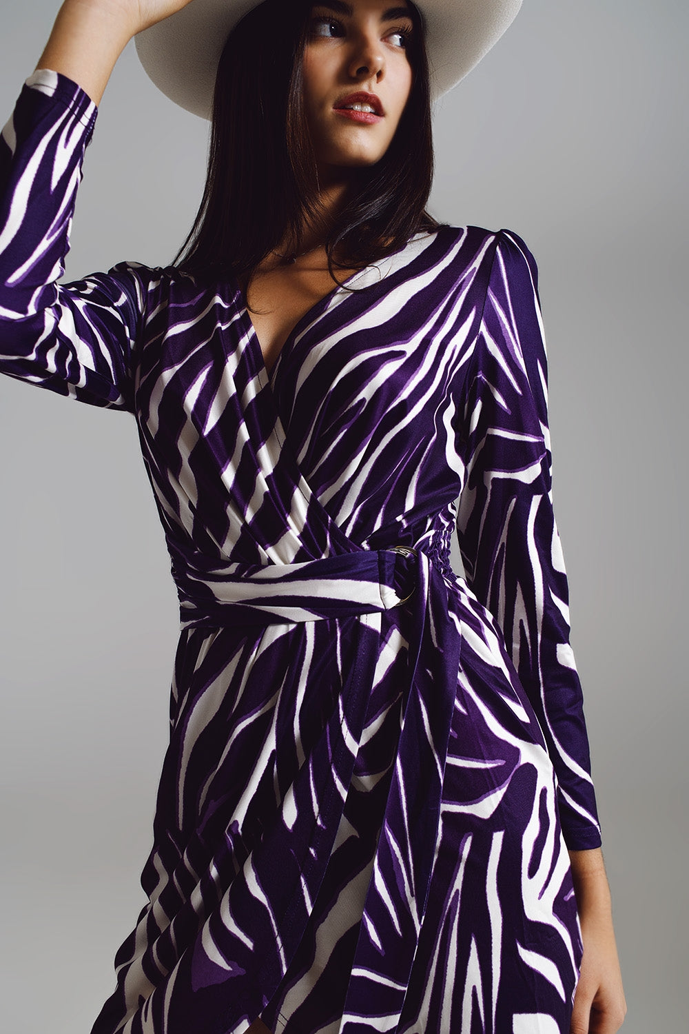 Vestido de manga larga con cinturón en crema y estampado de cebra en morado