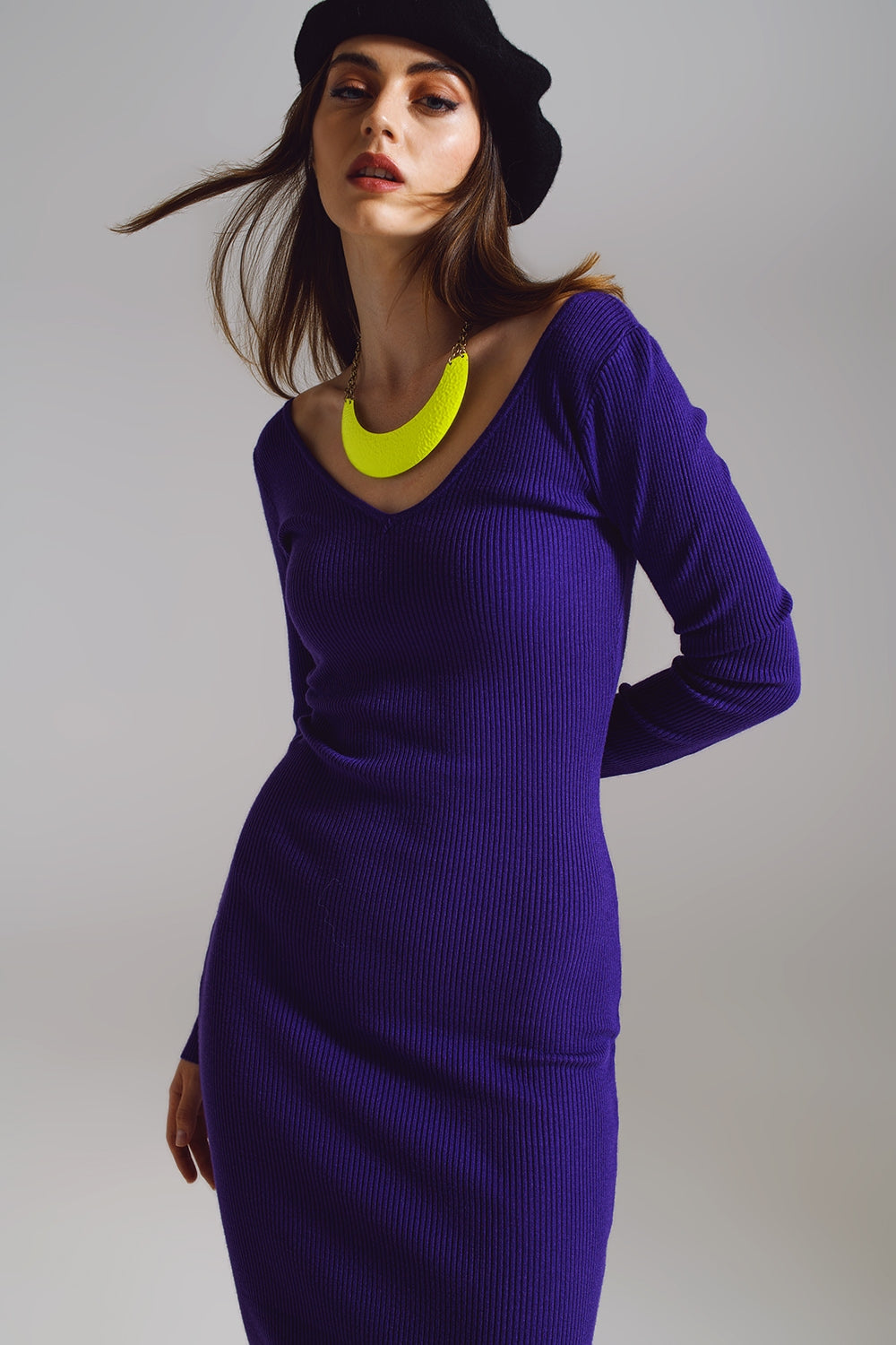 Vestido de punto midi ajustado con escote en V en color morado