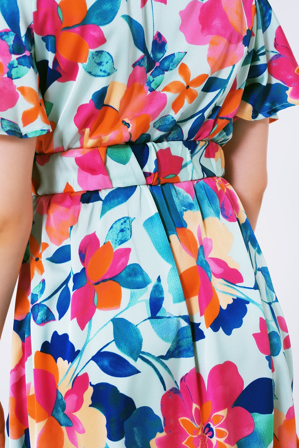 Vestido de raso suave estampado flores con cinturon